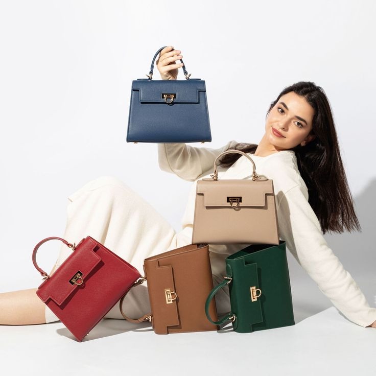 Túi xách phá cách vintage, thiết kế clutch khung sắt tay, hợp xu hướng hoài cổ.