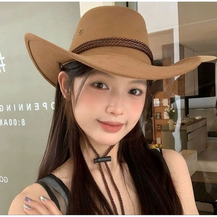 Phong cách cowboy không thể thiếu chiếc áo sơ mi caro. Khi phối cùng mũ cao bồi xịn và quần jeans, bạn sẽ trở thành một chàng cao bồi đích thực. Dành cho những cô nàng yêu sự phóng khoáng, chiếc mũ cao bồi xịn này thường được thiết kế nhẹ nhàng hơn với họa tiết thổ cẩm, dây tua rua hoặc đính đá