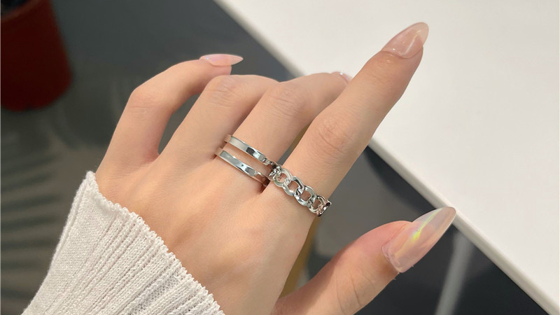 Đeo nhẫn bạc đúng cách