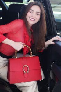 Túi đeo chéo nữ hàng hiệu chính hãng với thiết kế hiện đại và đẳng cấp.