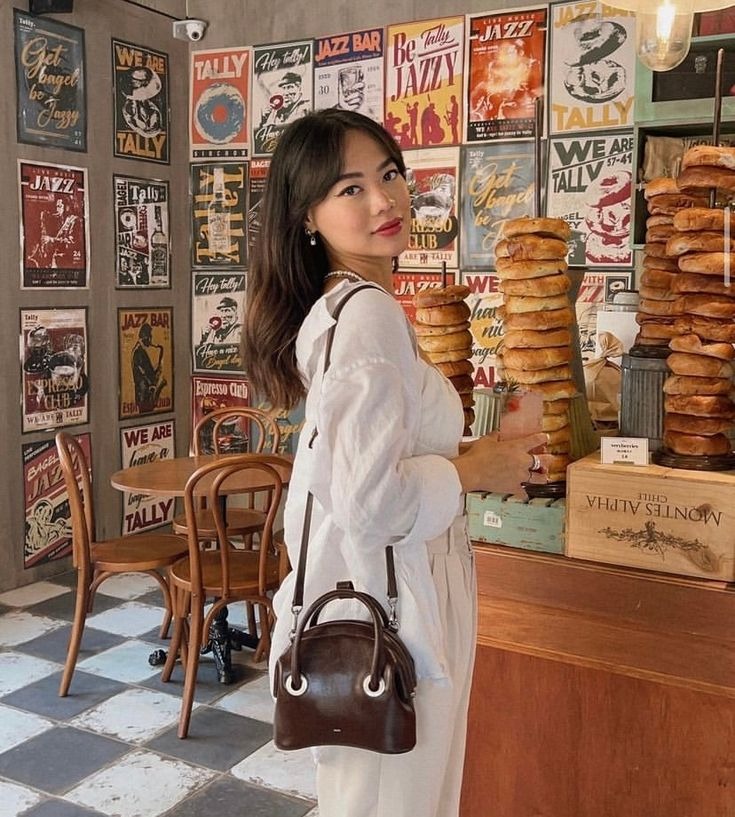 Túi đeo chéo nữ hàng hiệu là phụ kiện không thể thiếu cho các tín đồ thời trang.