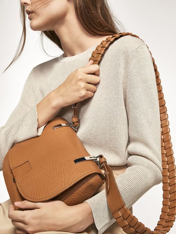 Túi xách vintage trở lại với phong cách cổ điển, là xu hướng hot hiện nay. 